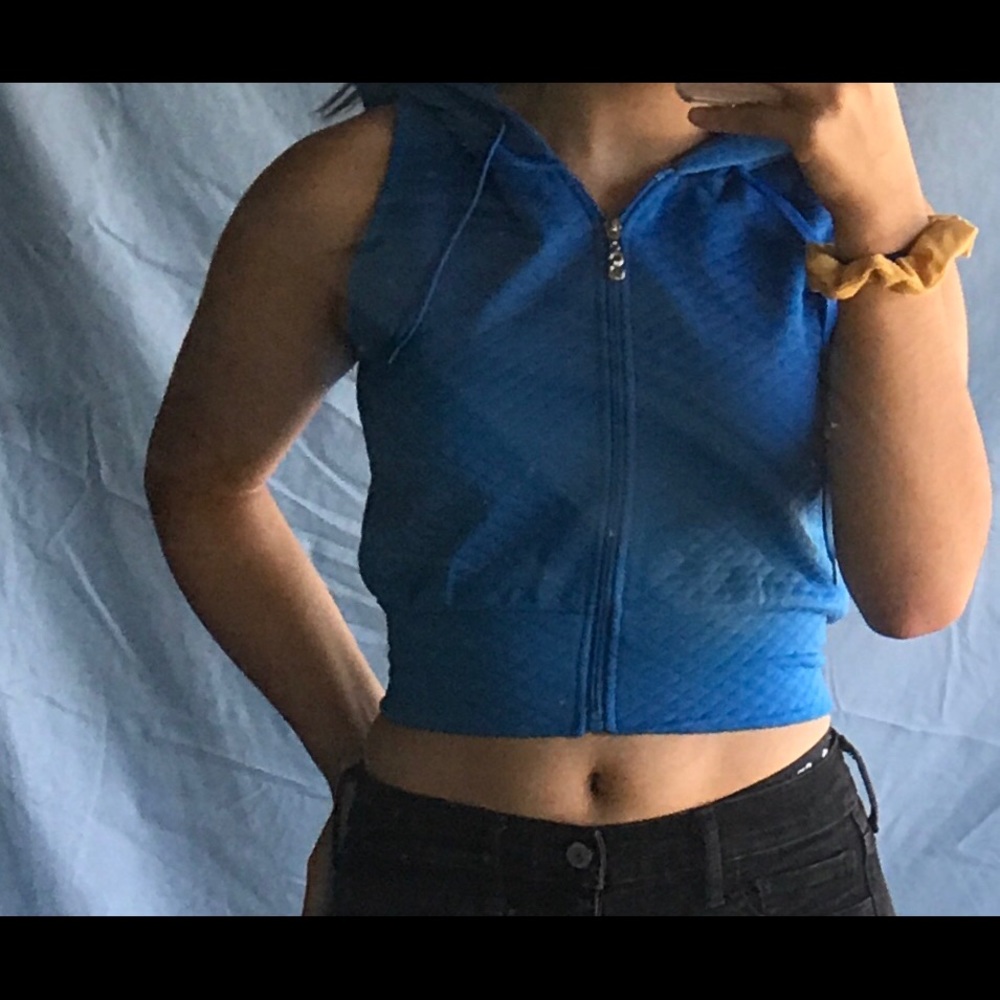 Cropped no sleeve sweater with hoodie